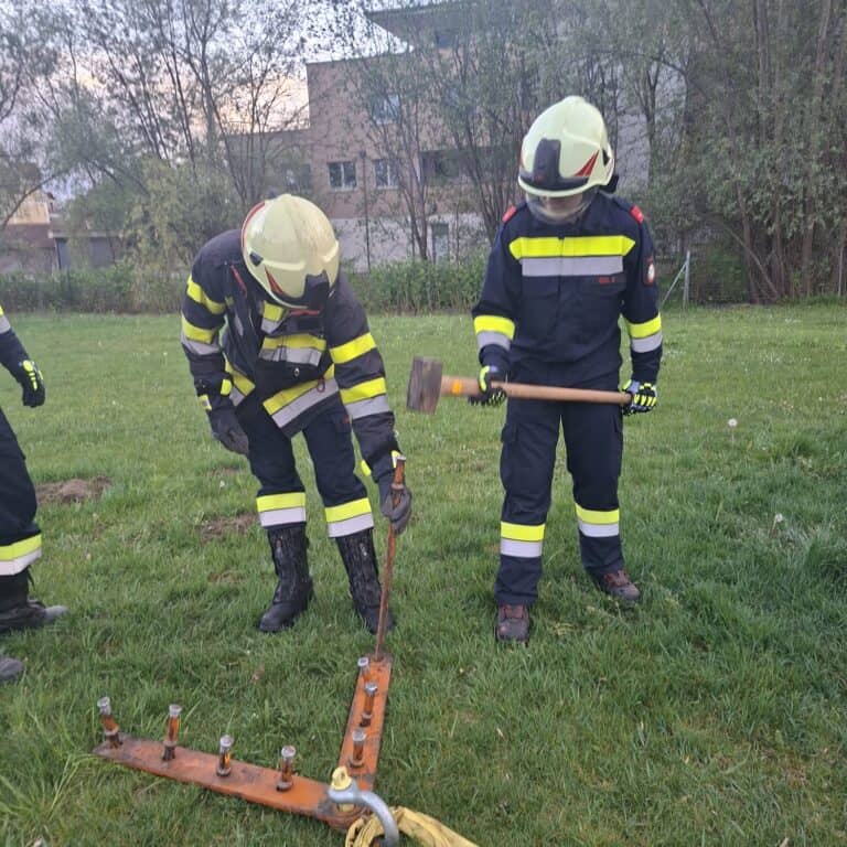 Bild zeigt Feuerwehrleute beim Üben