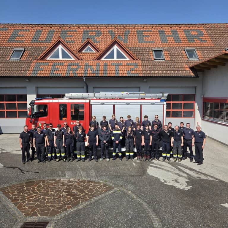 Bild zeigt Feuerwehrleute beim Üben