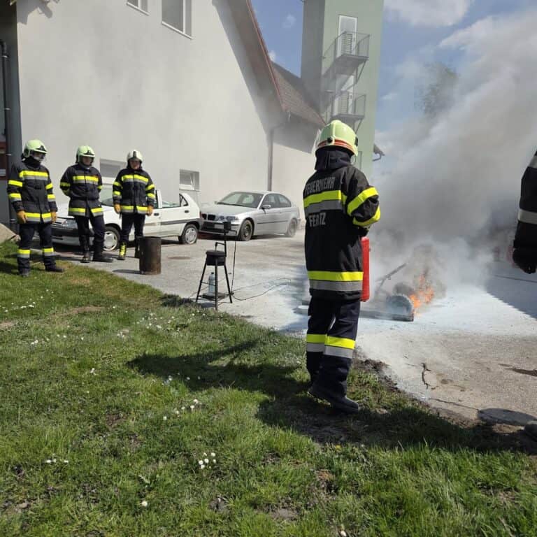 Bild zeigt Feuerwehrleute beim Üben