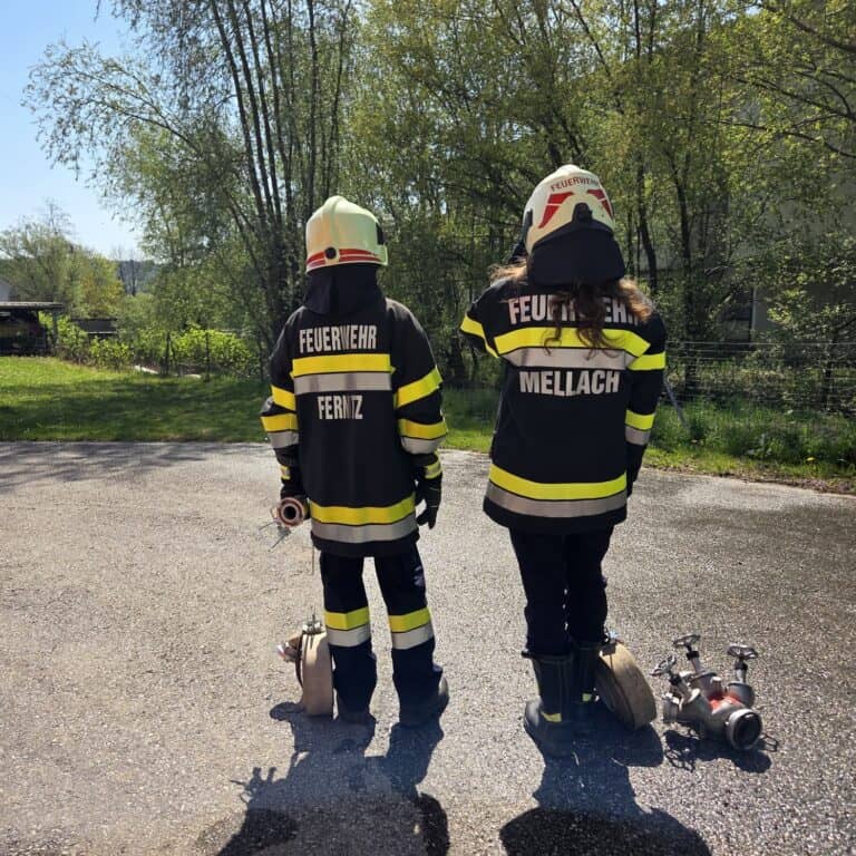 Bild zeigt Feuerwehrleute beim Üben