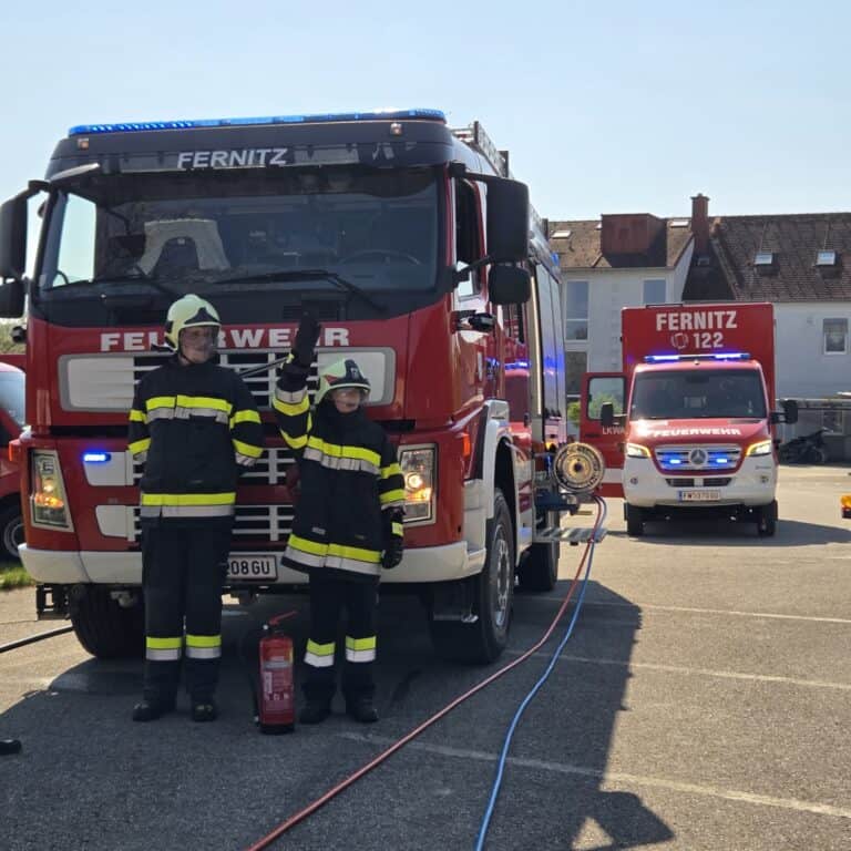 Bild zeigt Feuerwehrleute beim Üben