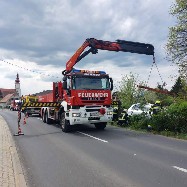 Bild zeigt Feuerwehrleute bei der Arbeit