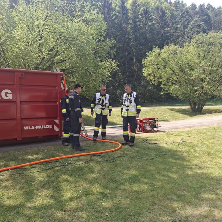 Bild zeigt Feuerwehrleute bei der Arbeit