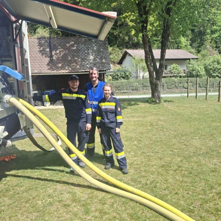 Bild zeigt Feuerwehrleute bei der Arbeit