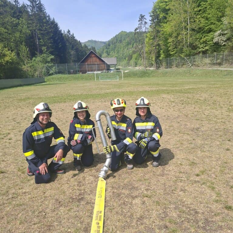 Bild zeigt Feuerwehrleute bei der Arbeit