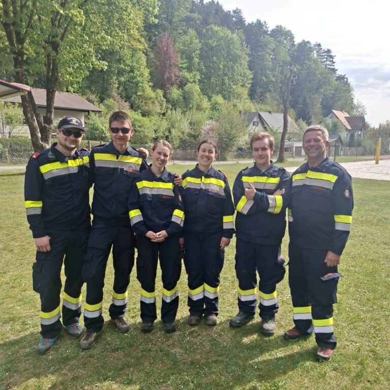 Bild zeigt Feuerwehrleute bei der Arbeit