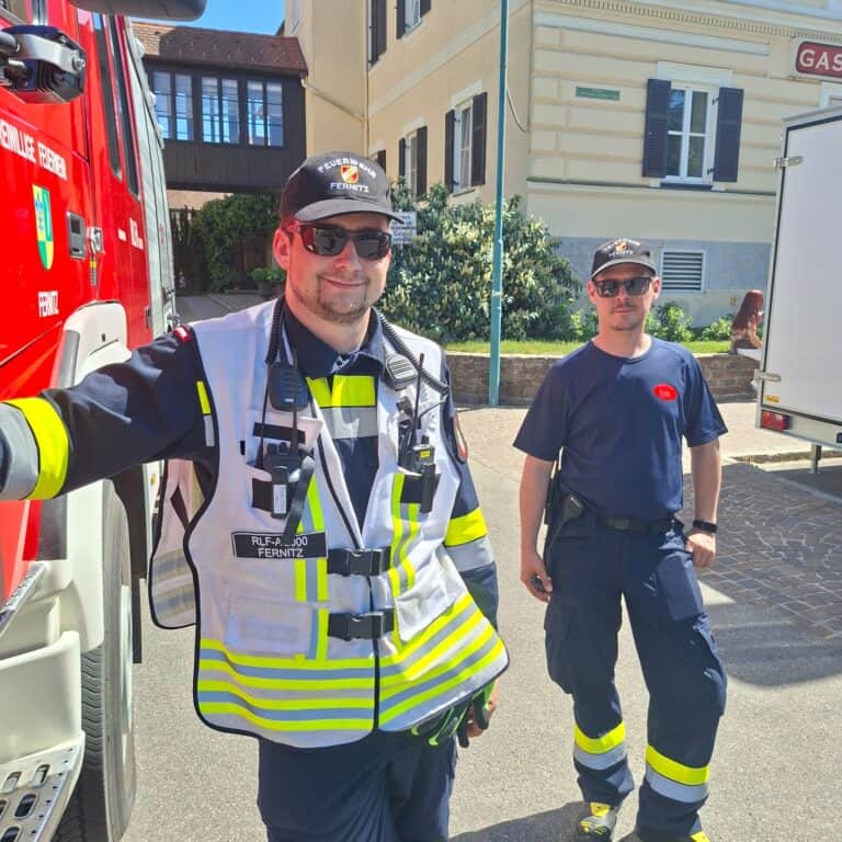 Bild zeigt Feuerwehrleute bei der Arbeit