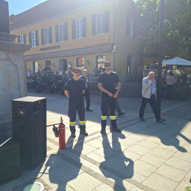 Bild zeigt Feuerwehrleute bei der Arbeit