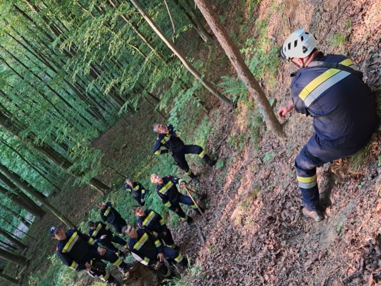Bild zeigt Feuerwehrleute beim Üben