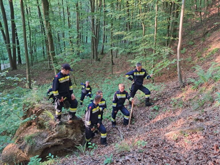 Bild zeigt Feuerwehrleute beim Üben