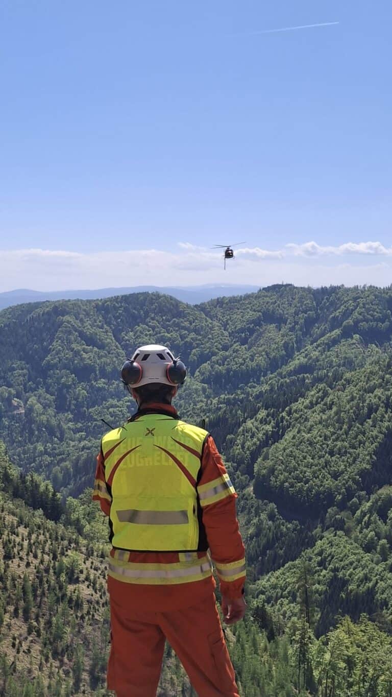 Bild zeigt Feuerwehrleute bei der Arbeit