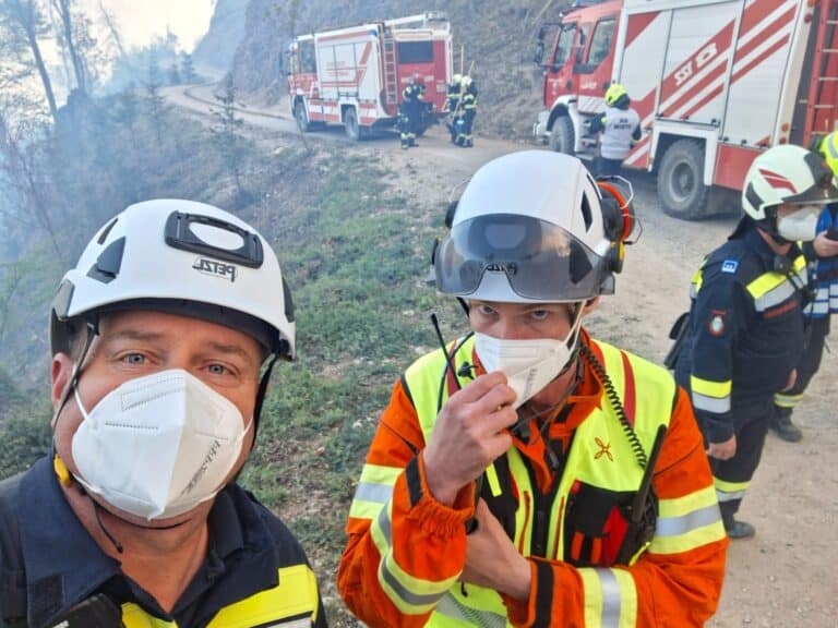 Bild zeigt Feuerwehrleute bei der Arbeit