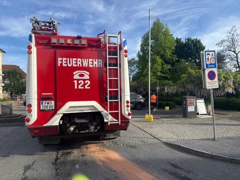 Bild zeigt Feuerwehrleute bei der Arbeit