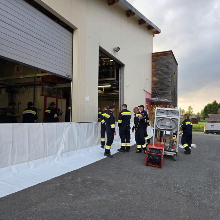 Bild zeigt Feuerwehrleute beim Üben