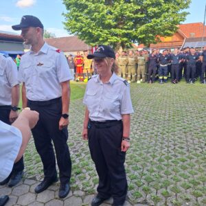 Kameradin bei der Übergabe der Bewerterspange