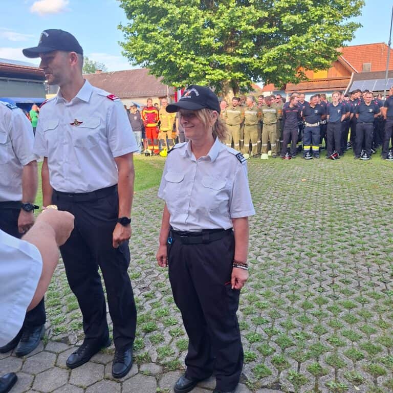 Kameradin bei der Übergabe der Bewerterspange