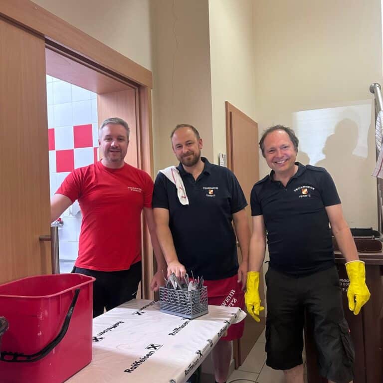 Kameraden beim Helfen