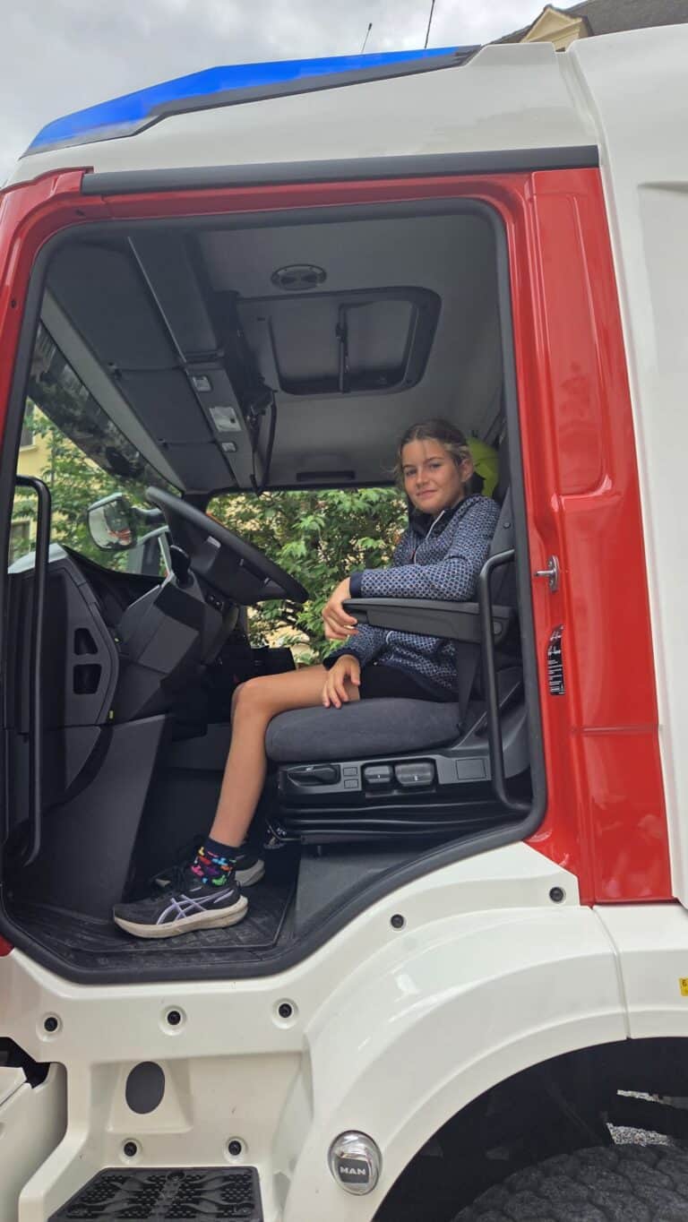 Kind im Feuerwehrauto