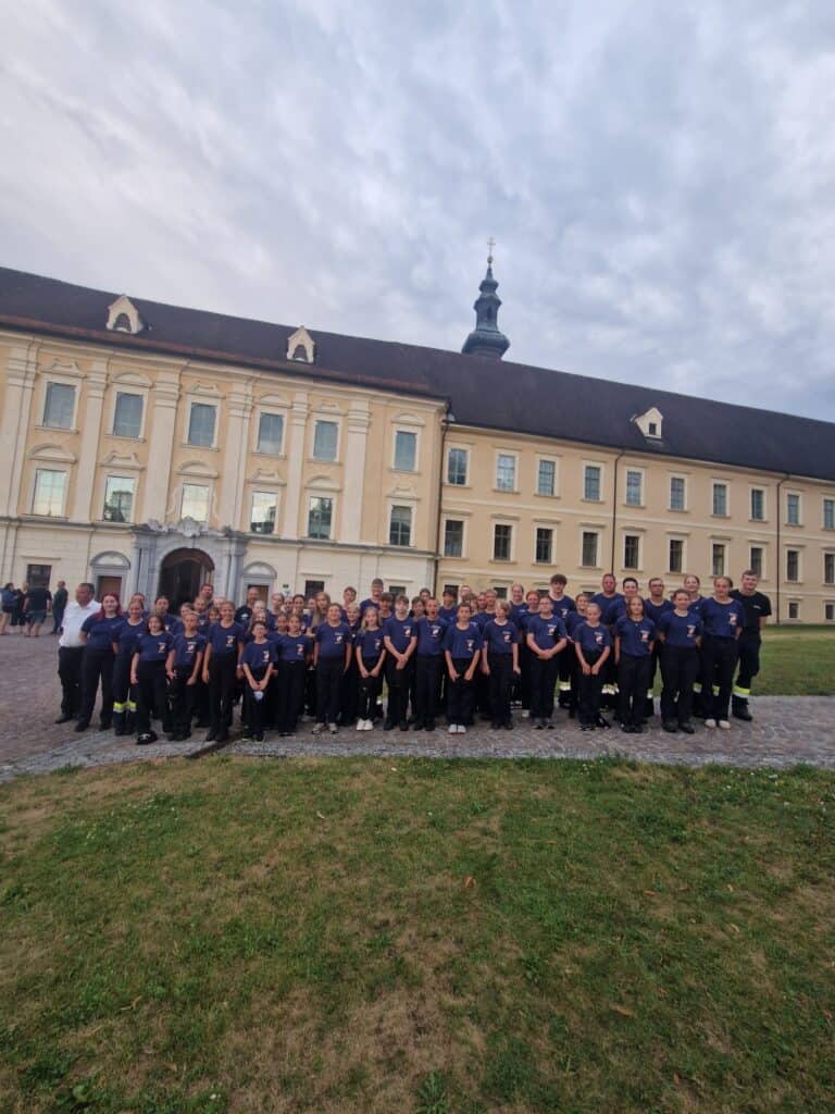 Kinder vor dem Stift Rein