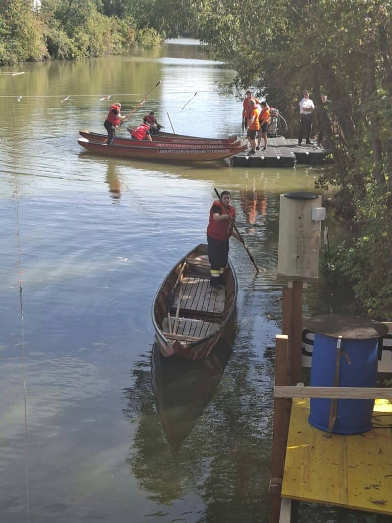 Dieses Foto zeigt KameradInnen beim Zillenfahren auf der Raab