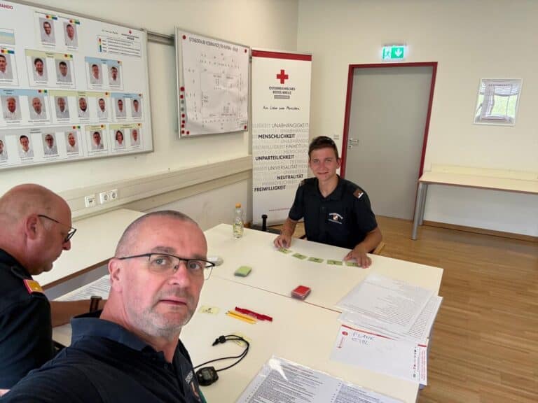 Dieses Foto zeigt KameradInnen beim Theorietest in Feldbach