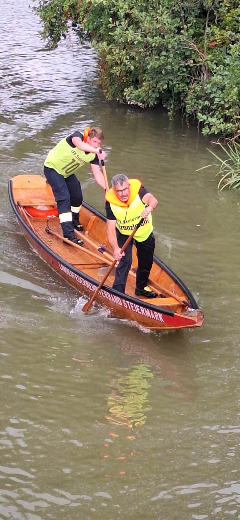 Dieses Foto zeigt KameradInnen beim Zillenfahren auf der Raab