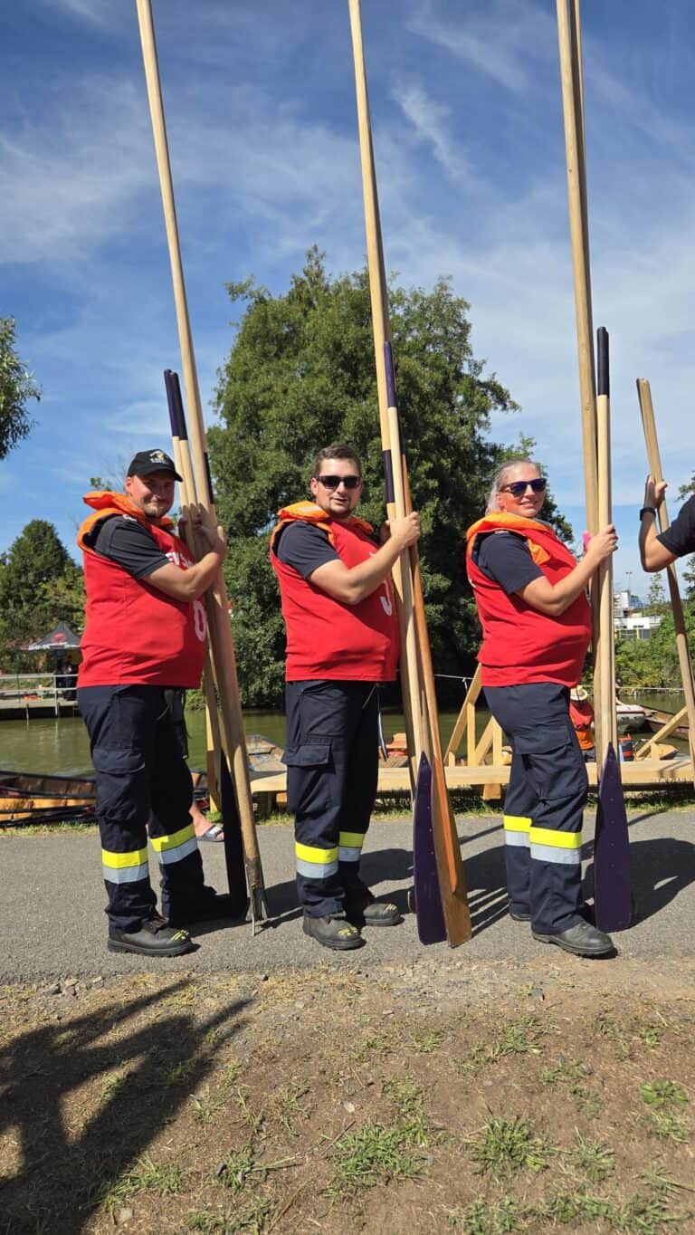 Dieses Foto zeigt KameradInnen beim Zillenfahren auf der Raab