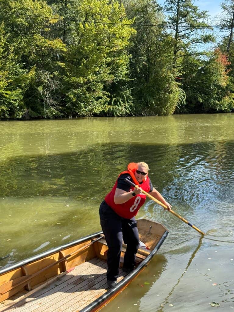 Dieses Foto zeigt KameradInnen beim Zillenfahren auf der Raab