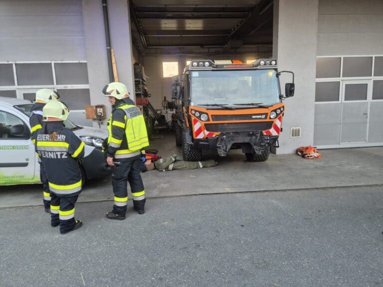 Dieses Foto zeigt KameradInnen bei einer Übung